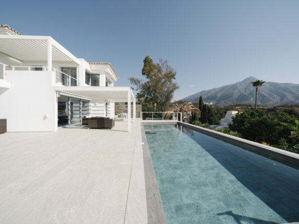 Exklusive Villa in Nueva Andalucía mit Panoramablick