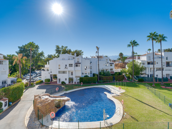 Fantastická reformní příležitost! 3-ložnicový byt jihozápadní se nachází v uzavřené komunitě Parque Elviria, Marbella