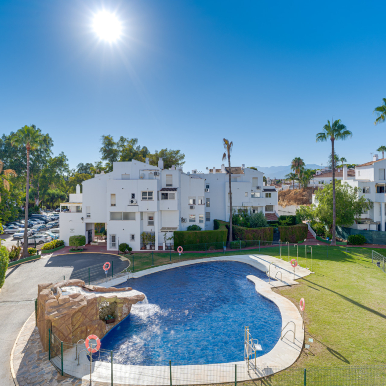 Fantastická reformní příležitost! 3-ložnicový byt jihozápadní se nachází v uzavřené komunitě Parque Elviria, Marbella