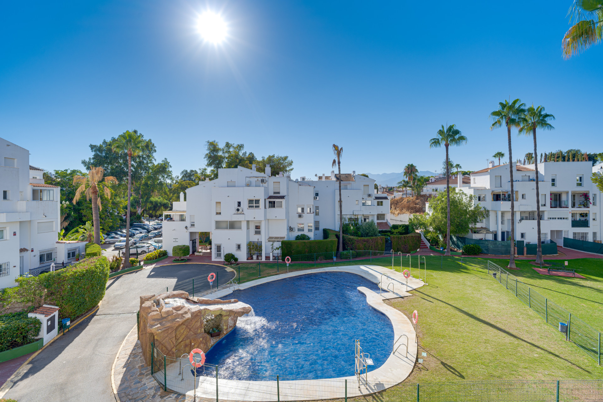 Fantastická reformní příležitost! 3-ložnicový byt jihozápadní se nachází v uzavřené komunitě Parque Elviria, Marbella