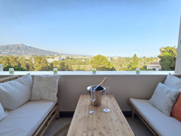 Frontline golf apartment with panoramic views