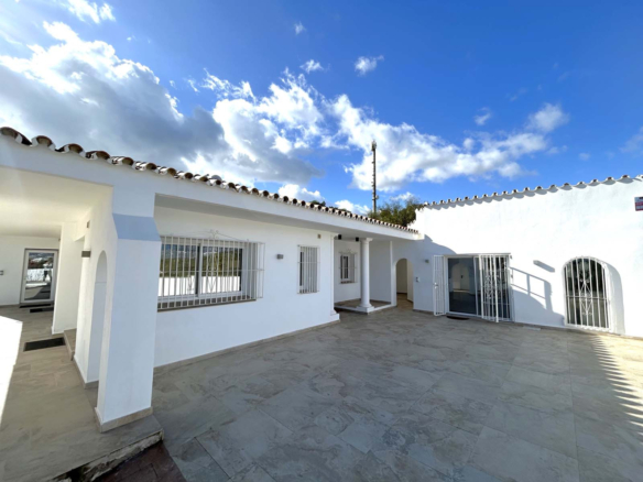 In der schönen Gegend von El Faro, Mijas, gelegen, bietet diese atemberaubende Villa die perfekte Mischung aus Luxus und Komfort.