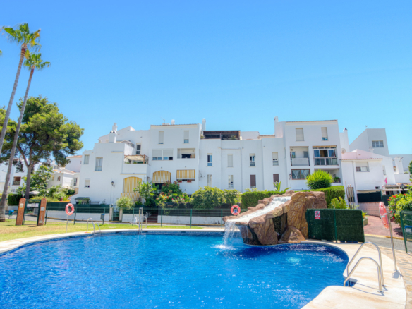 Krásně reformovaný, na jihovýchodě s výhledem na tři ložnice apartmán se nachází v vyhledávané Gated komunita Parque Elviria, Marbella