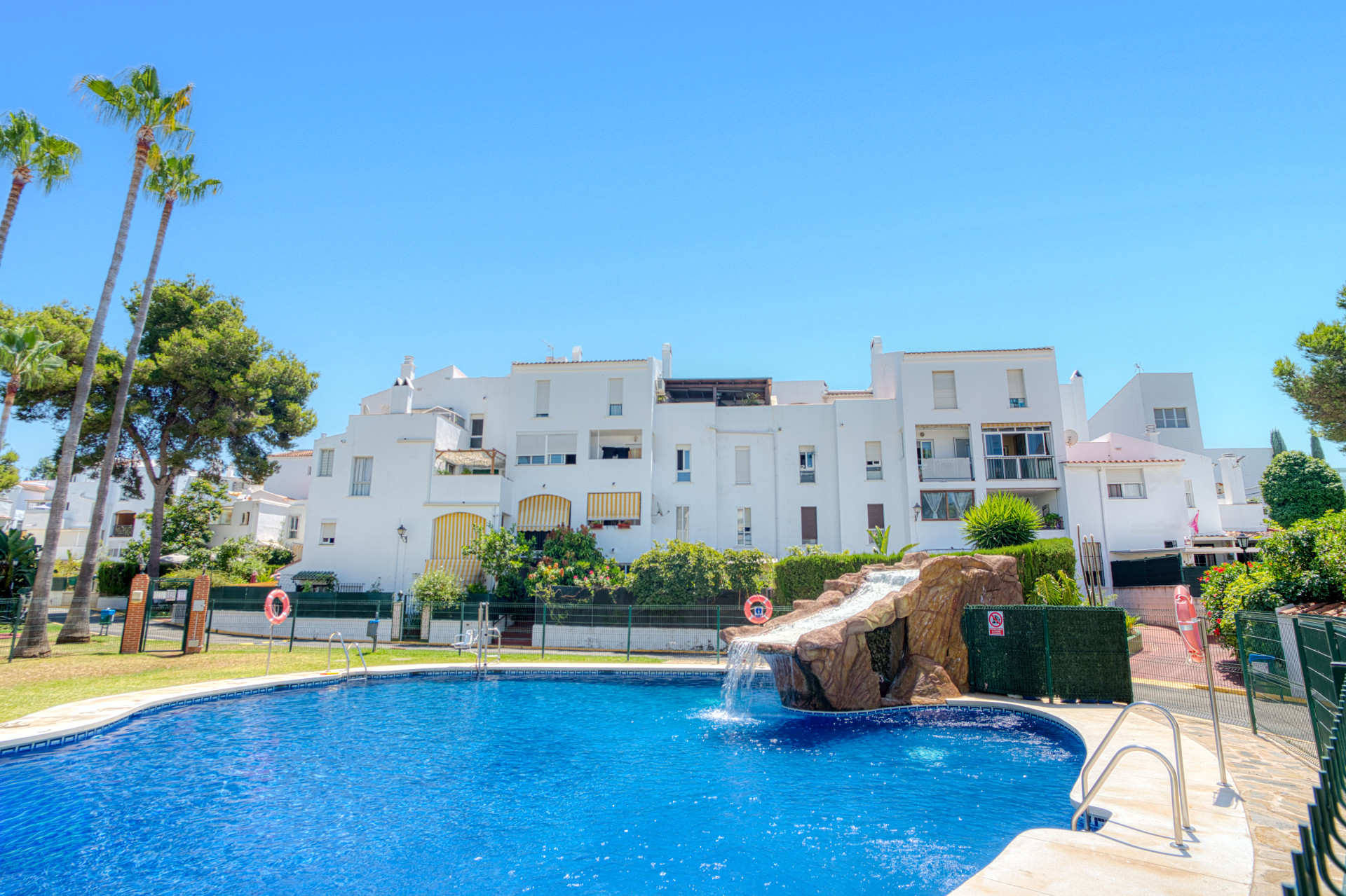 Krásně reformovaný, na jihovýchodě s výhledem na tři ložnice apartmán se nachází v vyhledávané Gated komunita Parque Elviria, Marbella