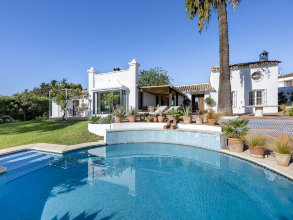 Krásný jižní pohled, tři ložnice venkovské vily, se nachází v Guadalmina Alta, Marbella