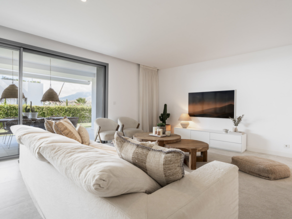 Luxuriöse Erdgeschosswohnung mit Garten und Teilmeerblick in Marbella Ost