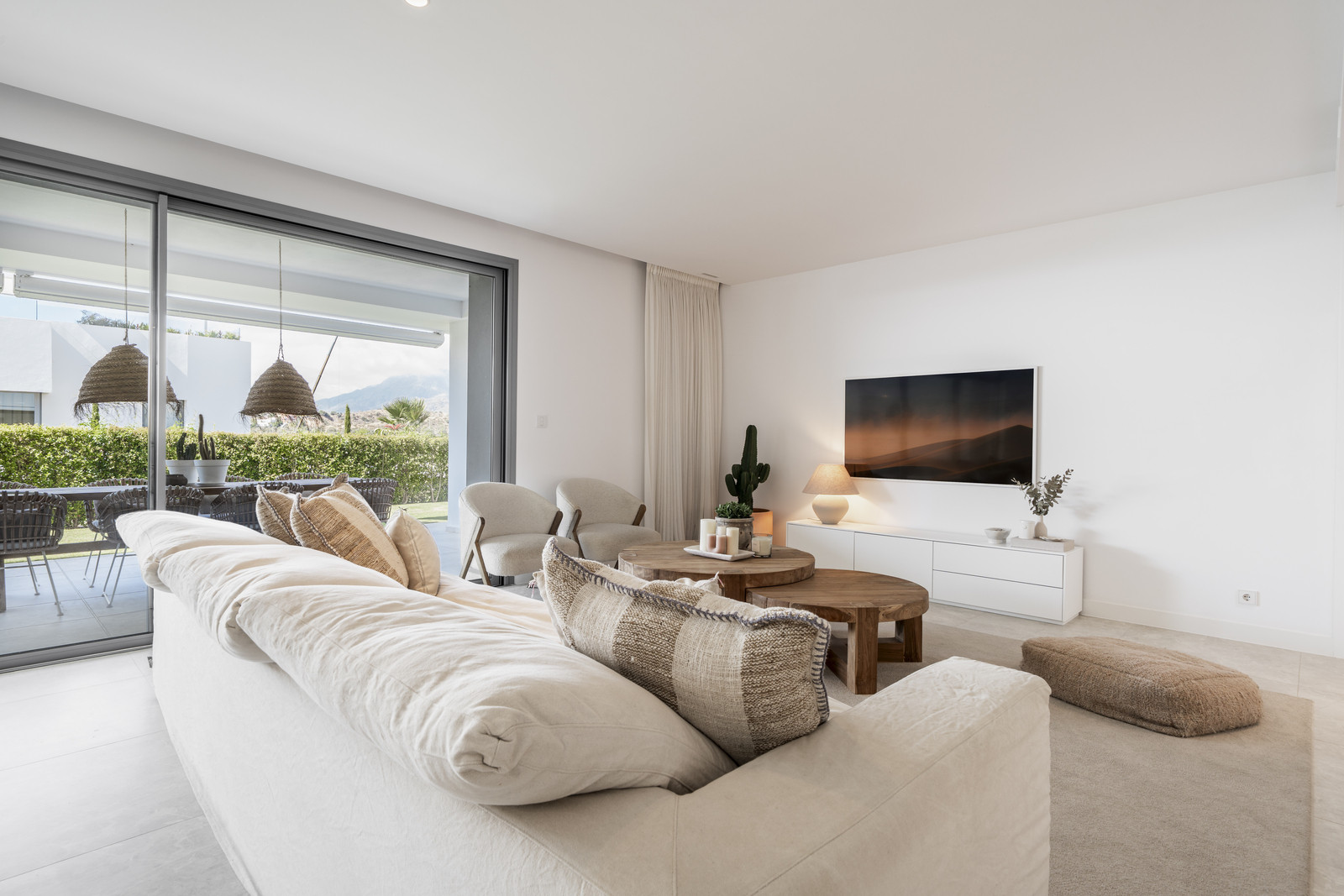 Luxuriöse Erdgeschosswohnung mit Garten und Teilmeerblick in Marbella Ost