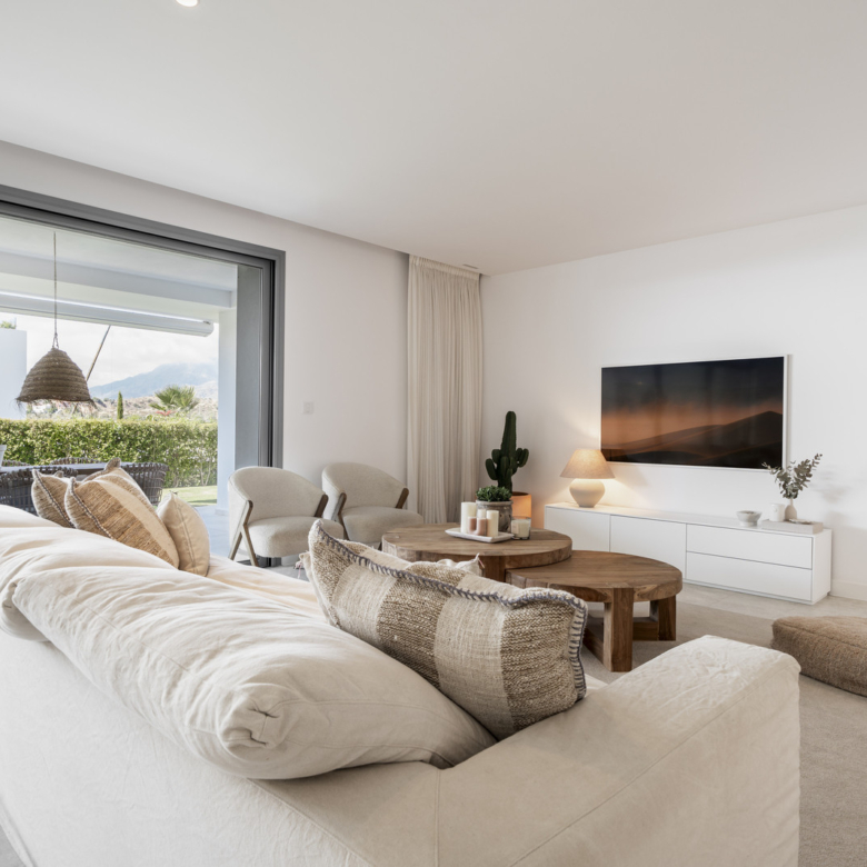 Luxuriöse Erdgeschosswohnung mit Garten und Teilmeerblick in Marbella Ost