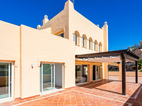 Luxuriöses, Komplett Renoviertes Penthouse in Santa María Village, Elviria  Außergewöhnlicher Wert: Kürzlich von 745.000 € reduziert!