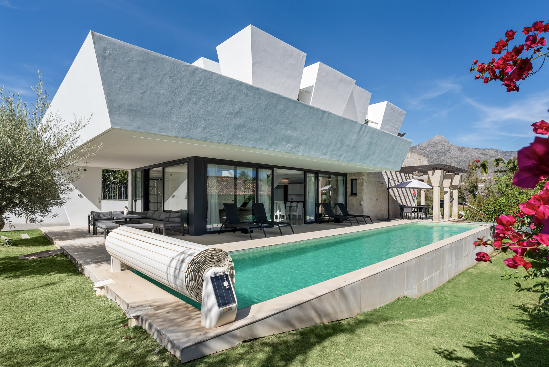 Luxury 5-Bedroom Villa in La Cerquilla, Nueva Andalucía with Golf Views