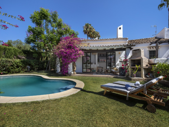 Modern Andalusian family villa in excellent location