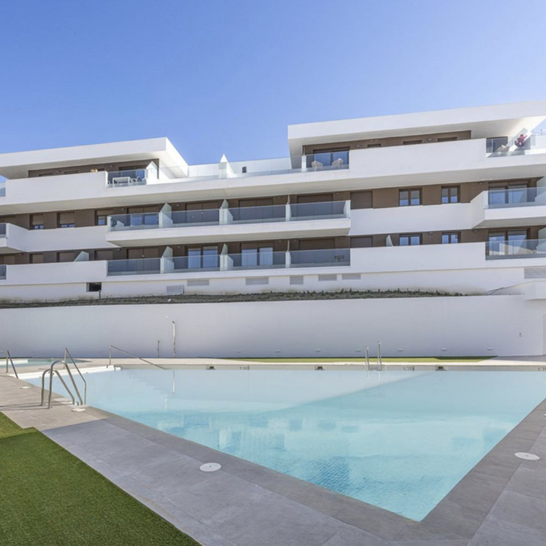 Moderne Drei-Zimmer-Wohnung in Estepona mit Panoramablick