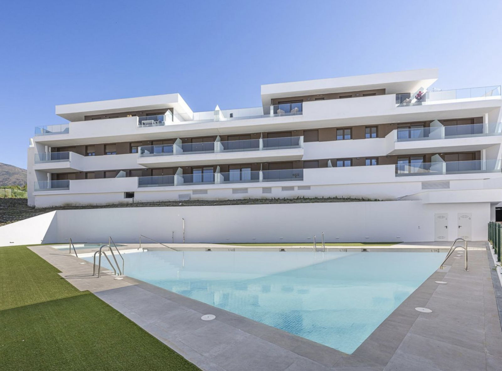 Moderne Drei-Zimmer-Wohnung in Estepona mit Panoramablick