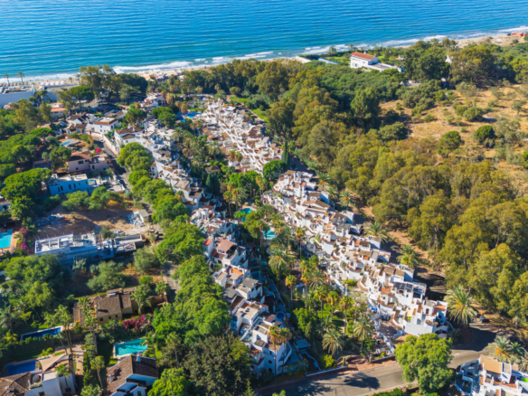 Okouzlující jiho-východ-orientace, tři ložnice byt, který se nachází ve velmi vyhledávané-po Golden Beach urbanizace Elviria