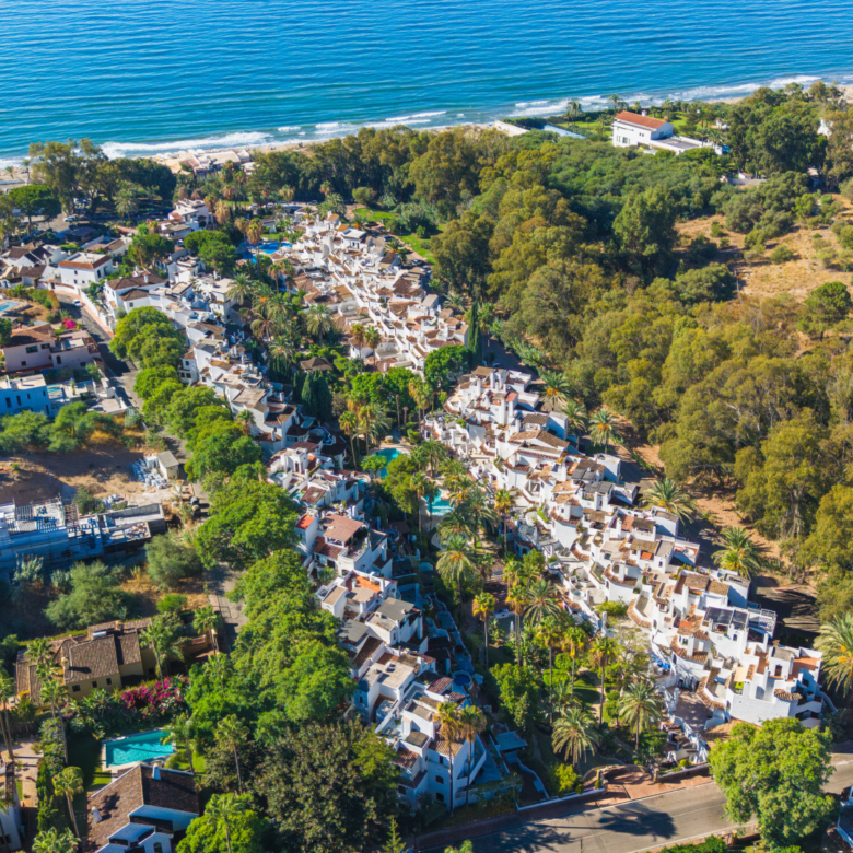 Okouzlující jiho-východ-orientace, tři ložnice byt, který se nachází ve velmi vyhledávané-po Golden Beach urbanizace Elviria