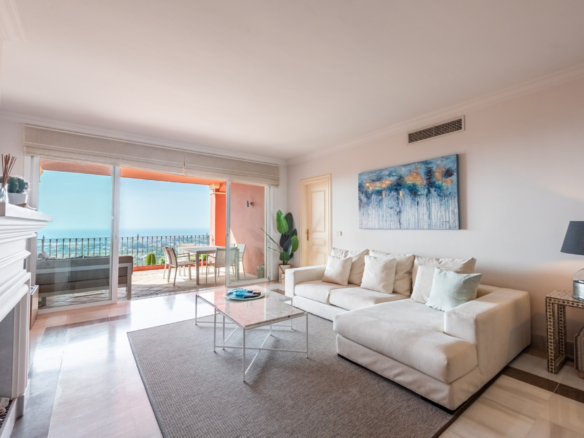 Panoramablick auf das Meer & hervorragendes Potenzial – Großzügiges Apartment in Monte Halcones zu einem Verkaufspreis