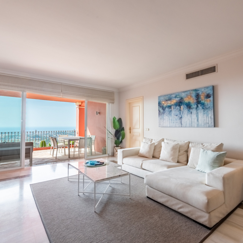 Panoramablick auf das Meer & hervorragendes Potenzial – Großzügiges Apartment in Monte Halcones zu einem Verkaufspreis