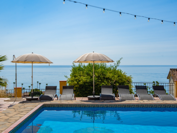 Prächtige Andalusische Villa mit Skandinavischem Stil und Meerblick in Estepona West