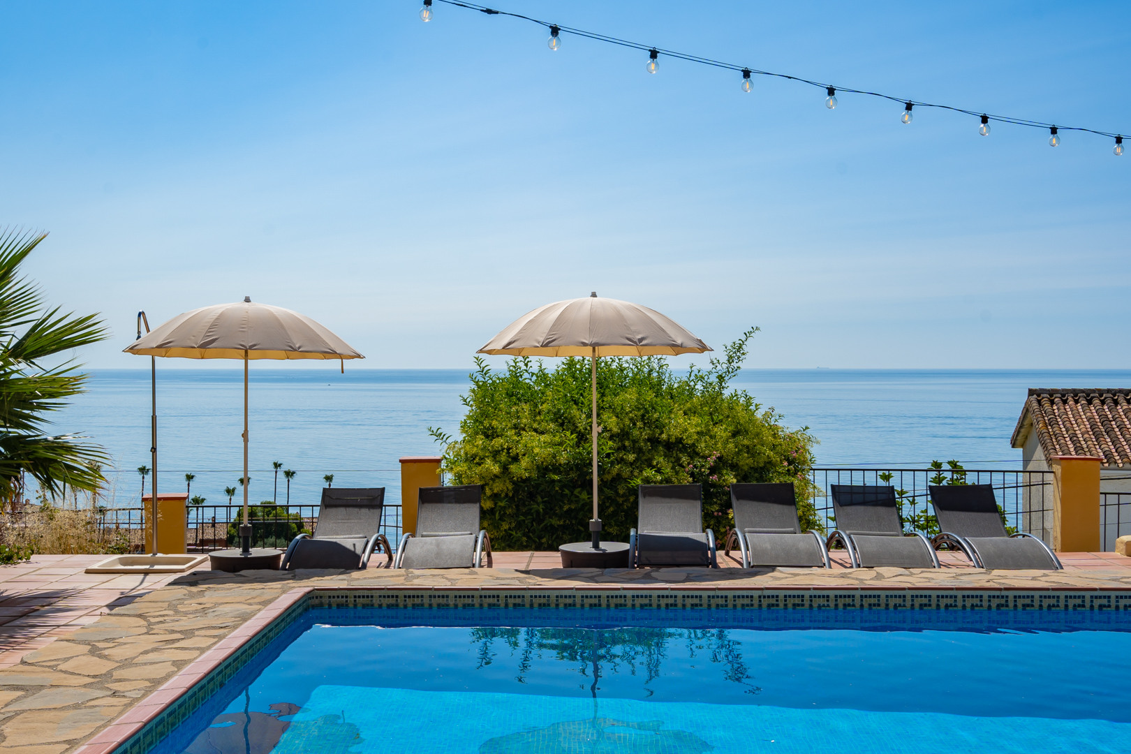 Prächtige Andalusische Villa mit Skandinavischem Stil und Meerblick in Estepona West