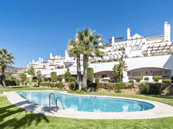 Renovated 3-Bedroom Apartment in Aloha Royal, Nueva Andalucía with Mountain Views