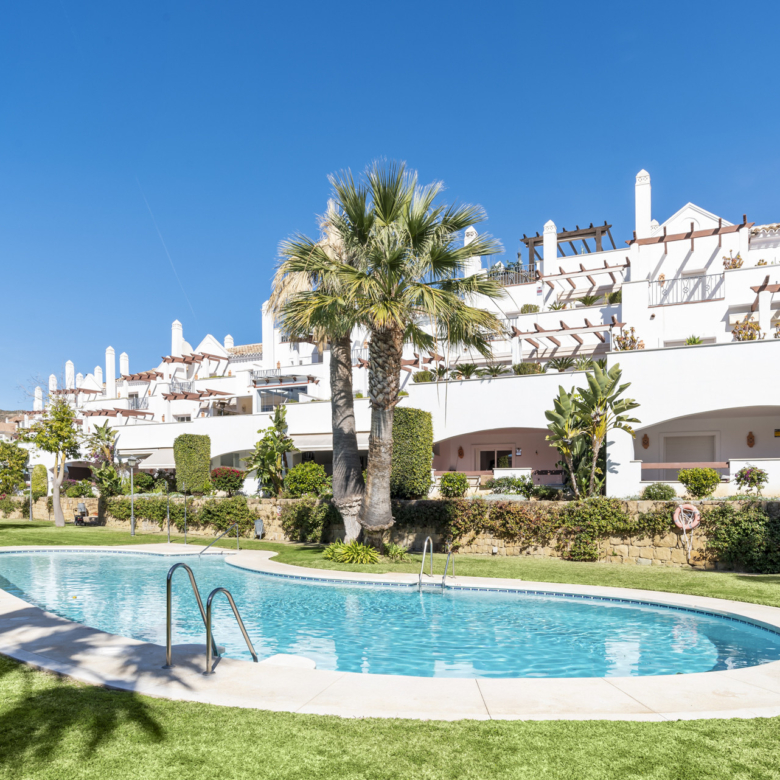 Renovated 3-Bedroom Apartment in Aloha Royal, Nueva Andalucía with Mountain Views