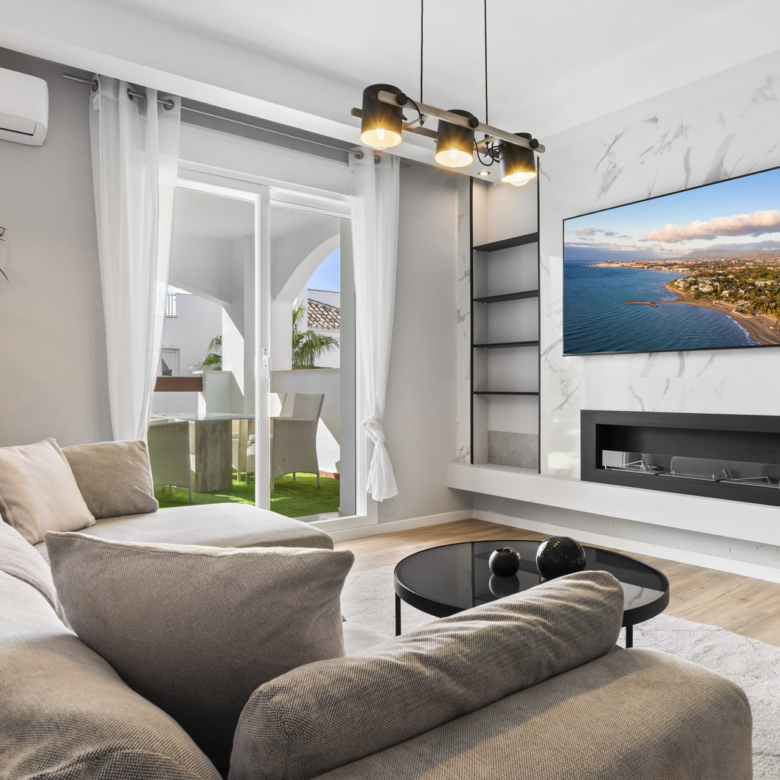 Renovated 3-Bedroom Apartment in Aloha Royal, Nueva Andalucía with Mountain Views
