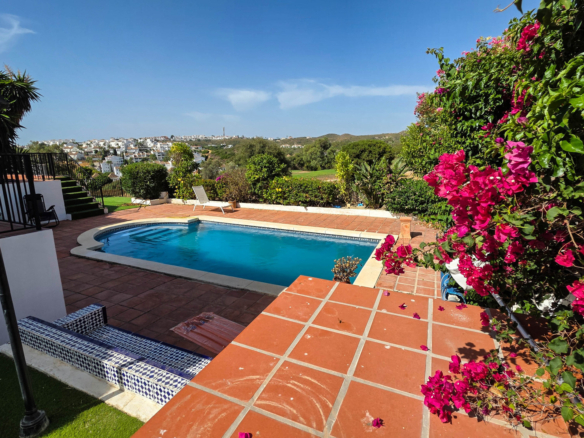 Solarbetriebene Sonne – wo nachhaltiges Wohnen auf den Stil der Costa del Sol trifft