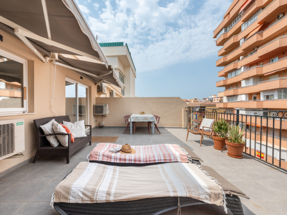 Stilfuld penthouse med stor terrasse kun få skridt fra stranden i Los Boliches -med turistlicens
