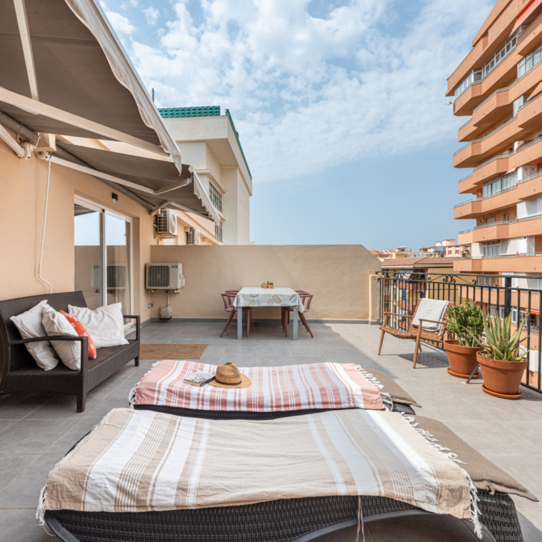 Stilfuld penthouse med stor terrasse kun få skridt fra stranden i Los Boliches -med turistlicens