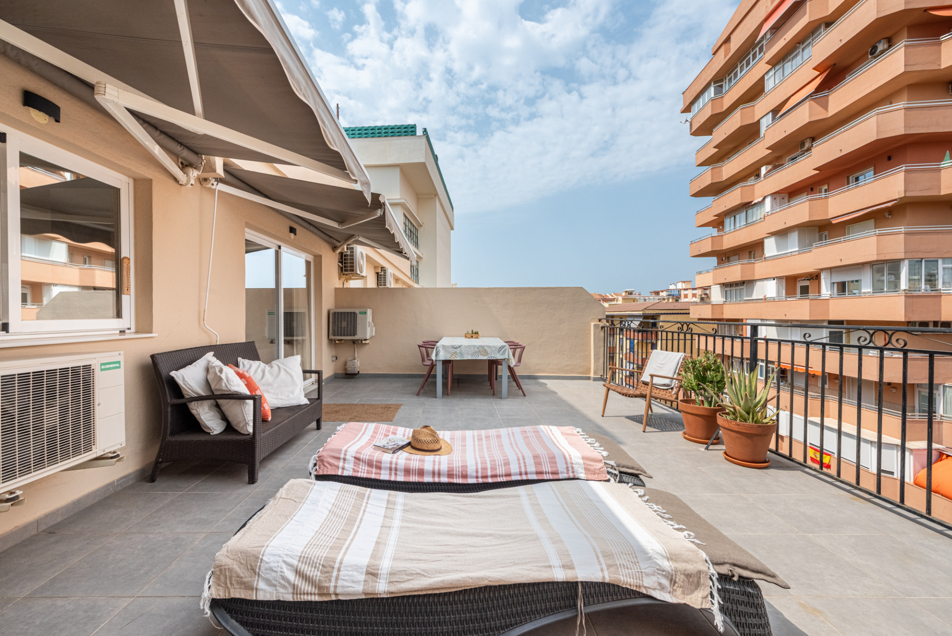Stilfuld penthouse med stor terrasse kun få skridt fra stranden i Los Boliches -med turistlicens
