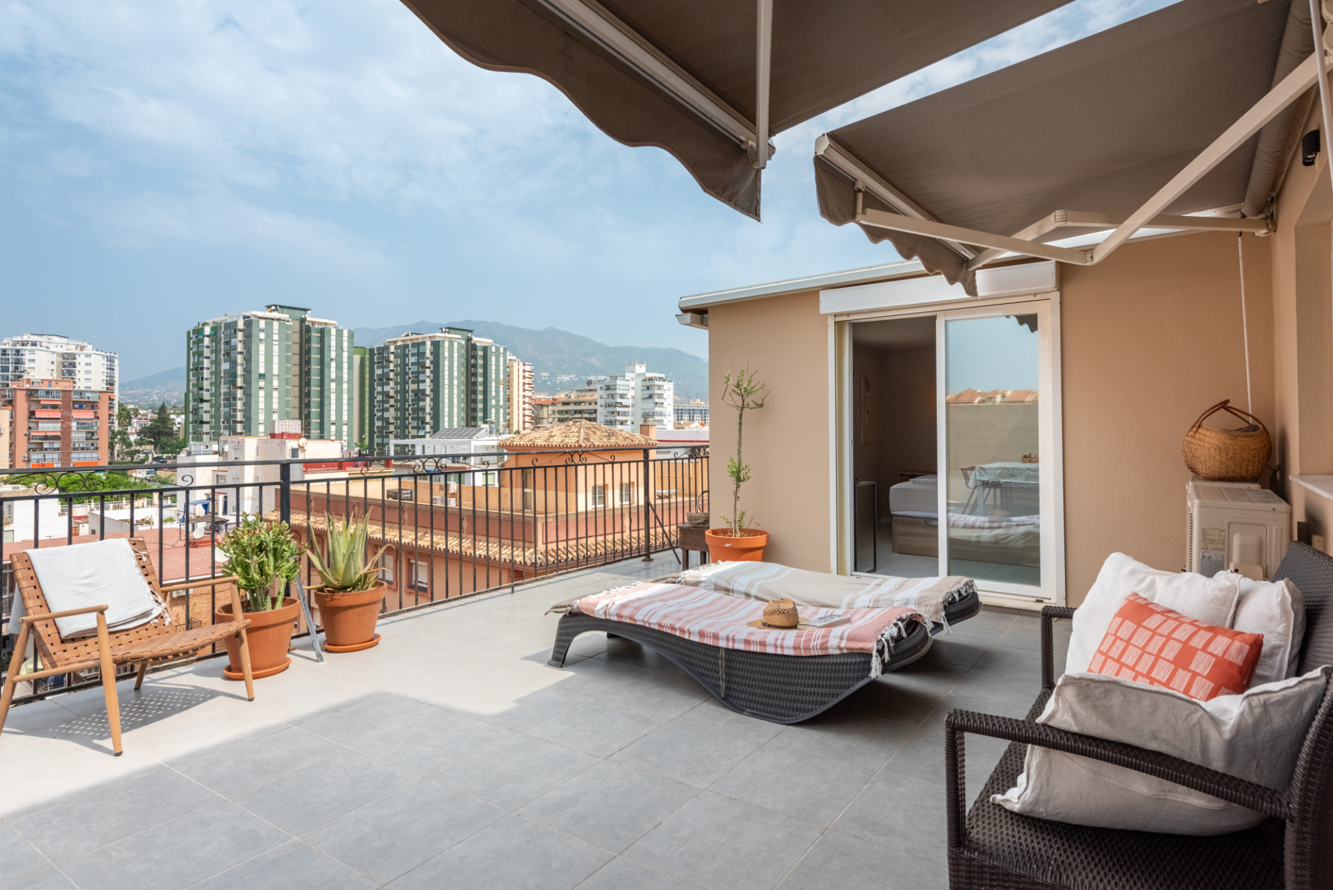 Stilfuld penthouse med stor terrasse kun få skridt fra stranden i Los Boliches