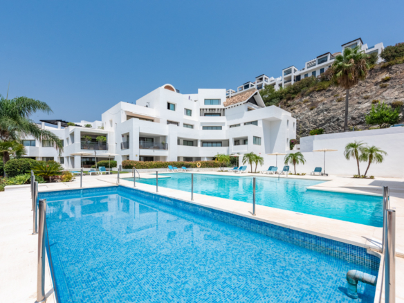 Stilvolles Gartenapartment mit Blick auf das Hotel Villa Padierna, den Golfplatz und das Meer!