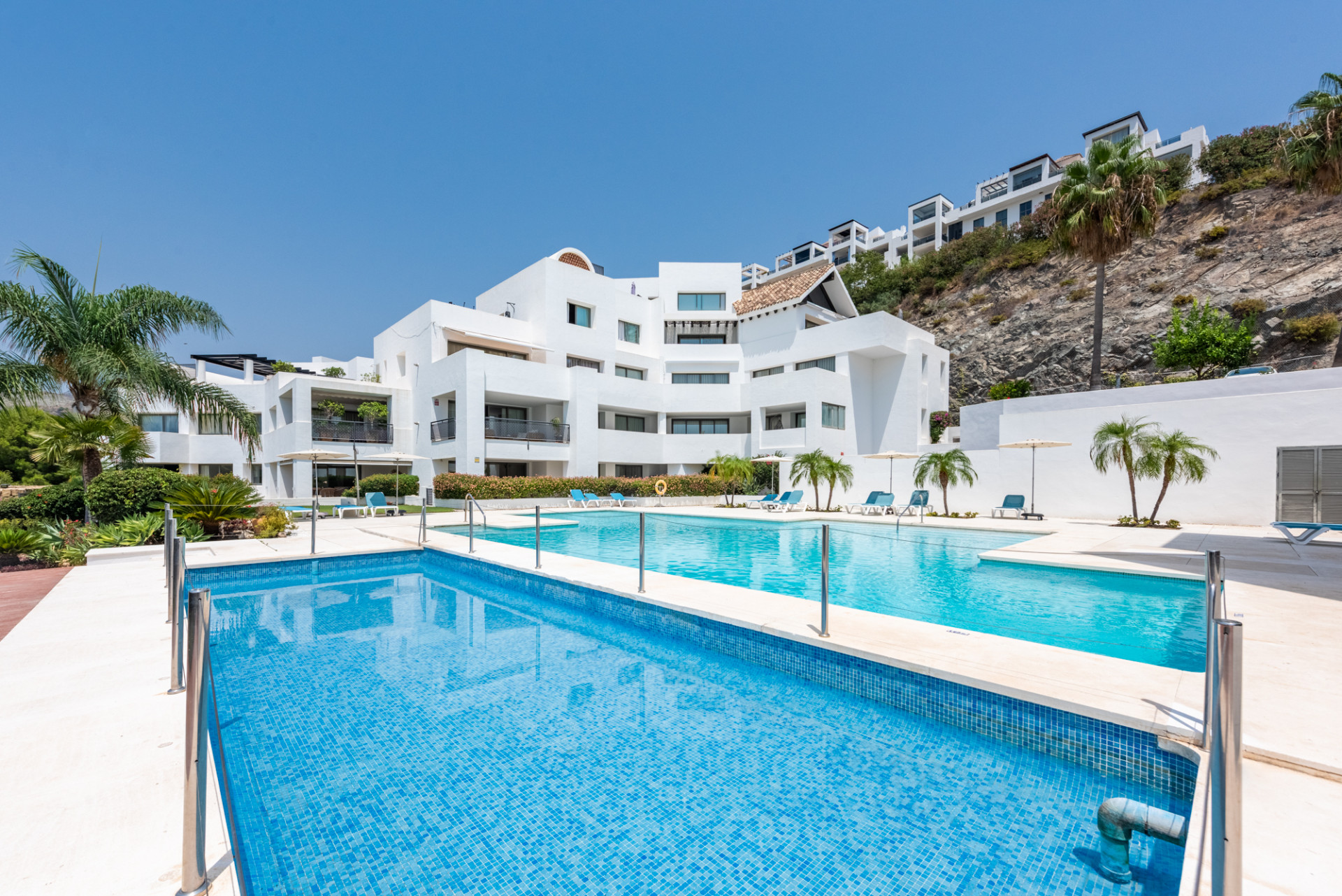 Stilvolles Gartenapartment mit Blick auf das Hotel Villa Padierna, den Golfplatz und das Meer!