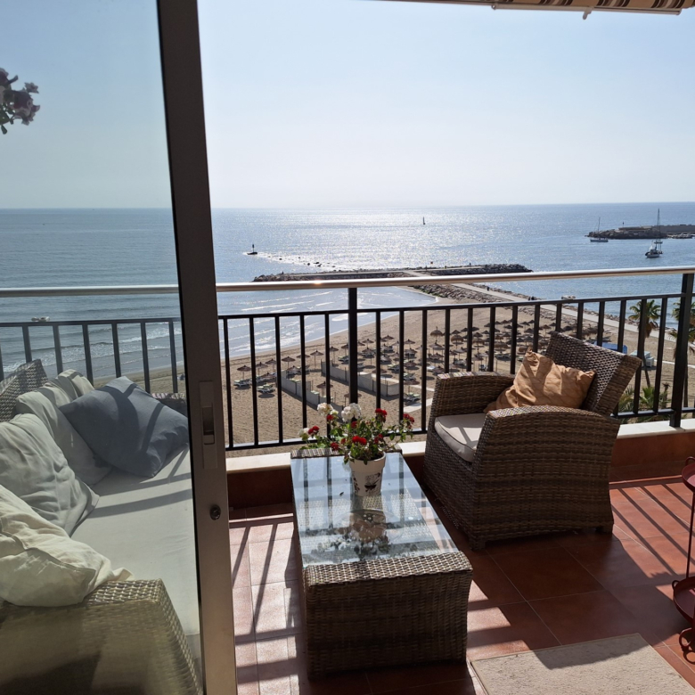 Strandwohnung mit Panoramablick auf das Meer am Hafen von Fuengirola