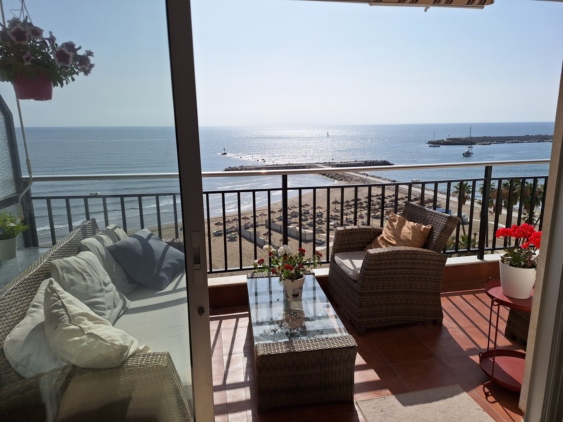 Strandwohnung mit Panoramablick auf das Meer am Hafen von Fuengirola