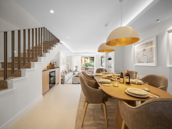 Turnkey Luxus 3-Schlafzimmer-Stadthaus in El Palmeral, Nueva Andalucia