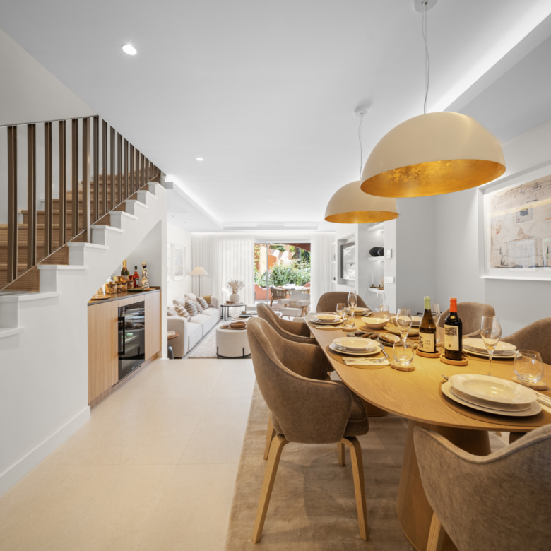 Turnkey Luxus 3-Schlafzimmer-Stadthaus in El Palmeral, Nueva Andalucia