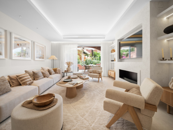 Turnkey Luxus 3-Schlafzimmer-Stadthaus in El Palmeral, Nueva Andalucia