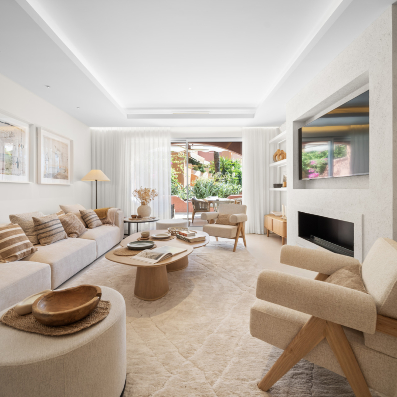 Turnkey Luxus 3-Schlafzimmer-Stadthaus in El Palmeral, Nueva Andalucia