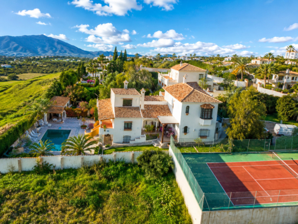Unique Investment Opportunity in Estepona: Luxury Villa Near the Beach