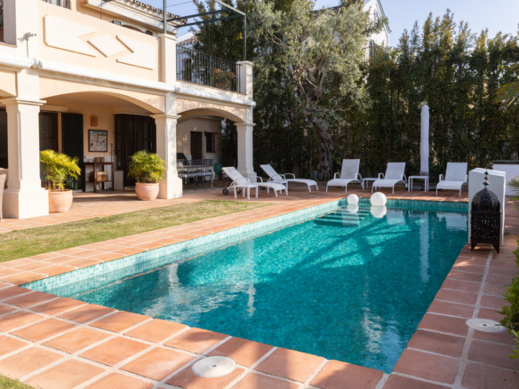 Villa with private pool on the golf course front line – Isla de Guadalmina, Guadalmina Alta