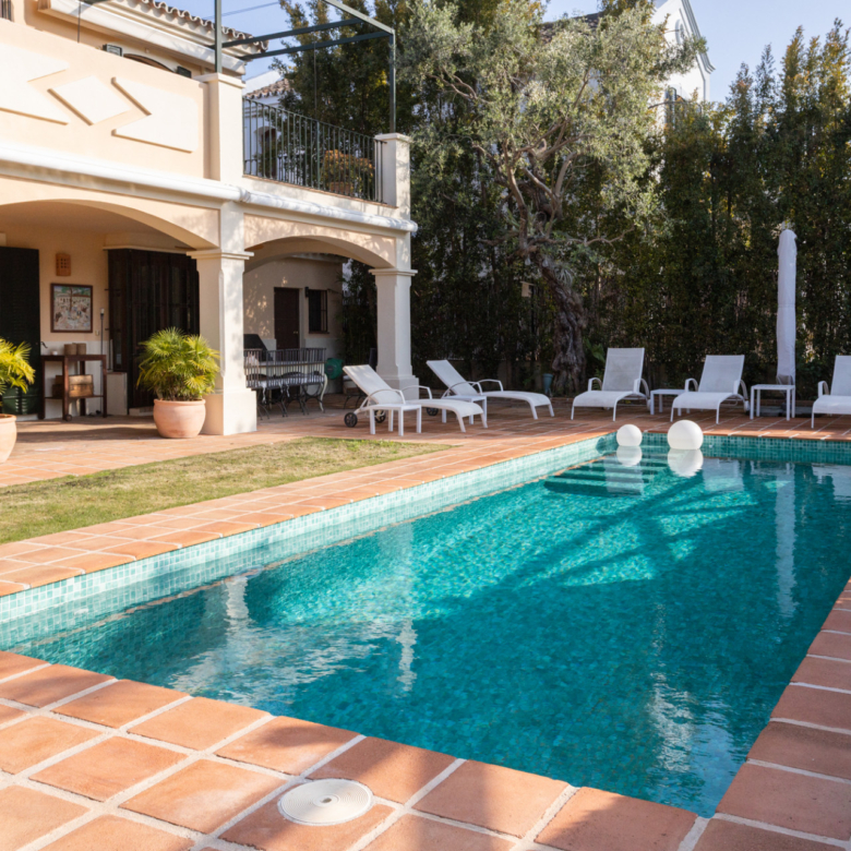 Villa with private pool on the golf course front line – Isla de Guadalmina, Guadalmina Alta