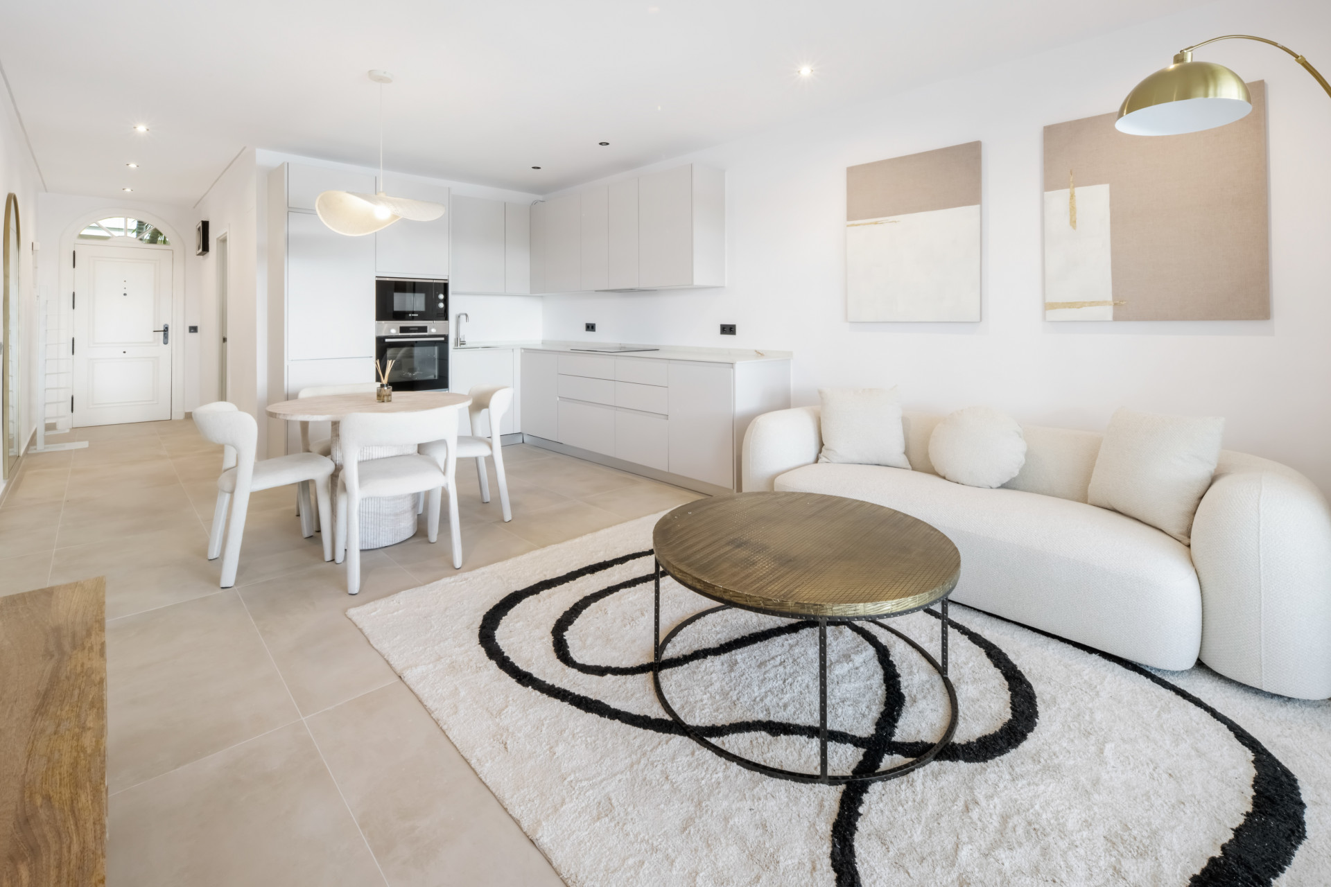 Vollstandig Renovierte Drei Zimmer Wohnung im Herzen von Nueva Andalucia Aloha