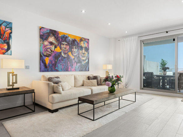 Welcome to this modern 3 bedroom apartment in the heart of Benalmádena Pueblo!