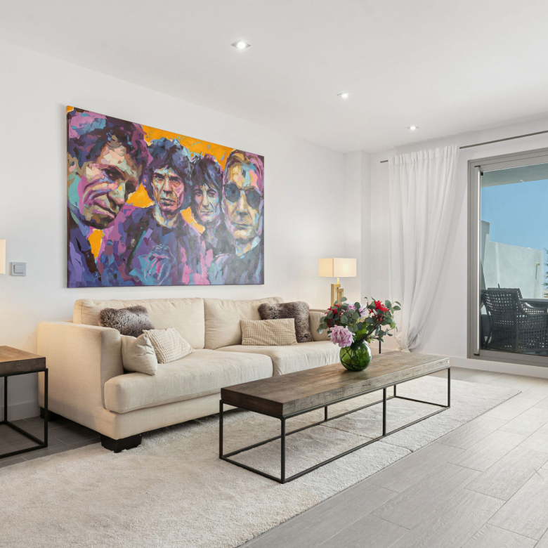 Welcome to this modern 3 bedroom apartment in the heart of Benalmádena Pueblo!
