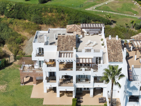 Welcome to this stunning and fully renovated penthouse with panoramic views over Higueral Golf, the mountains and the sea!