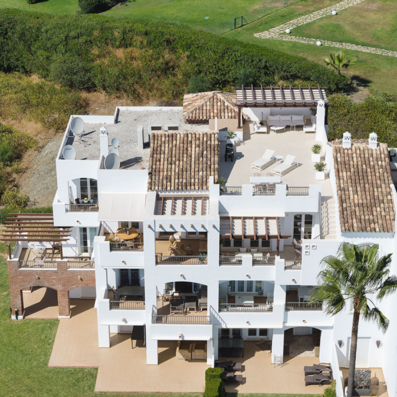 Welcome to this stunning and fully renovated penthouse with panoramic views over Higueral Golf, the mountains and the sea!