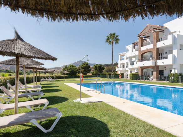 Welcome to this stunning and fully renovated penthouse with panoramic views over Higueral Golf, the mountains and the sea!