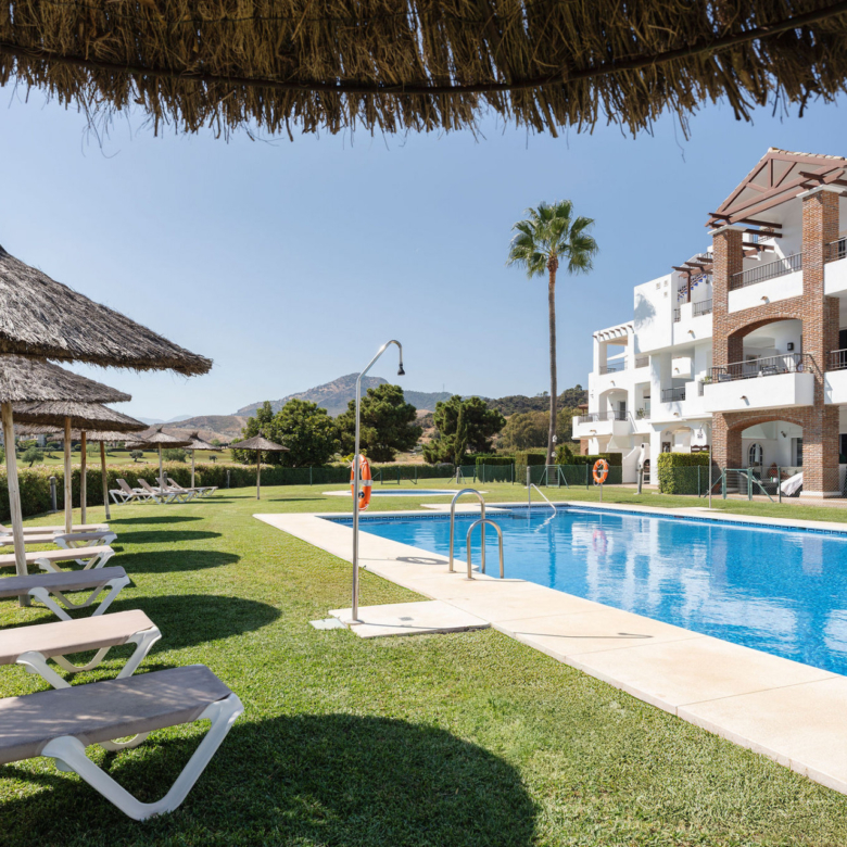 Welcome to this stunning and fully renovated penthouse with panoramic views over Higueral Golf, the mountains and the sea!
