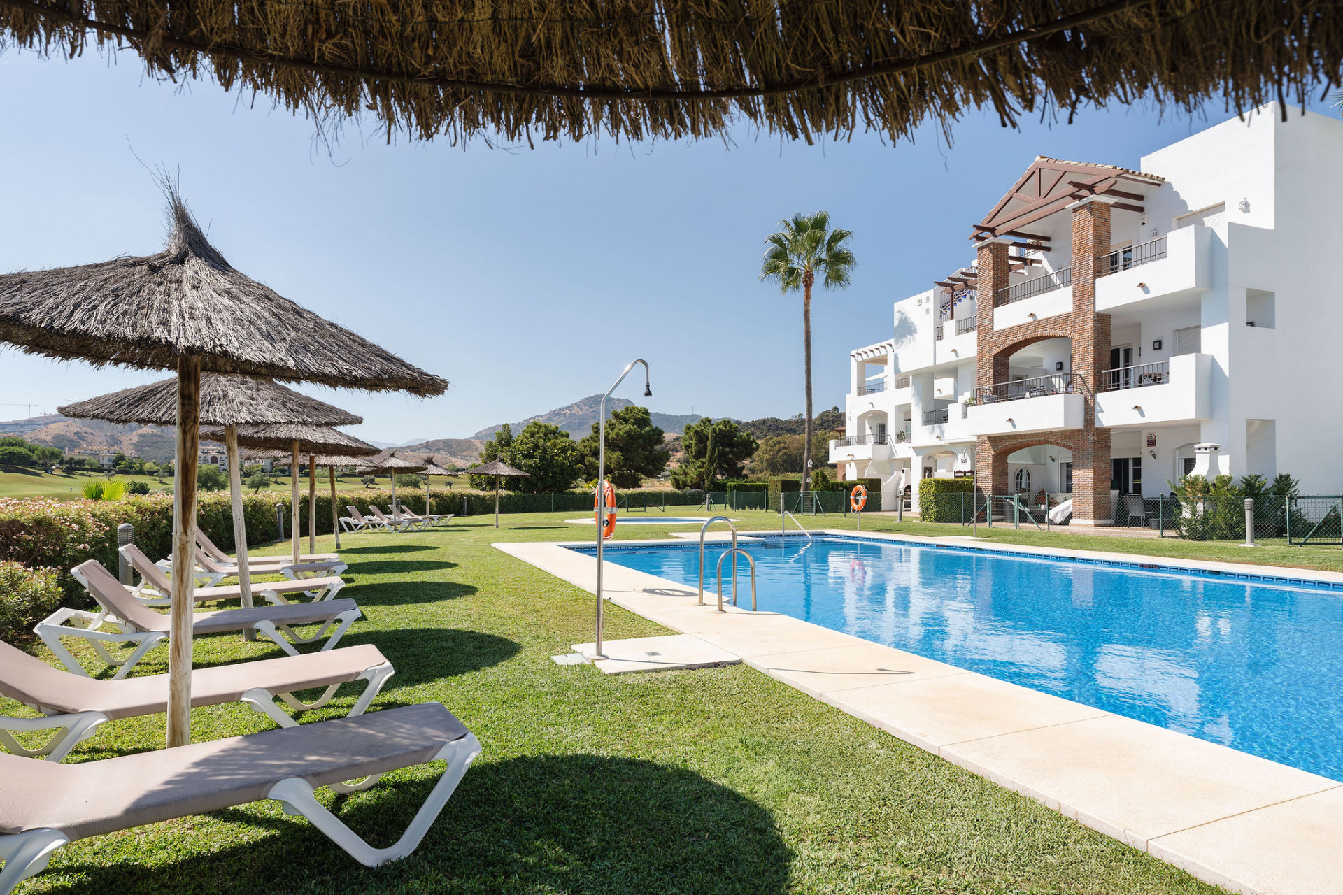 Welcome to this stunning and fully renovated penthouse with panoramic views over Higueral Golf, the mountains and the sea!